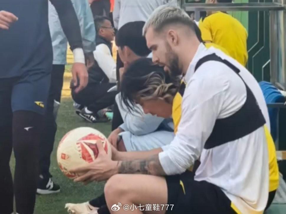 咪咕直播-即将加盟？网传图片显示原三镇外援图多列正跟随广州豹训练