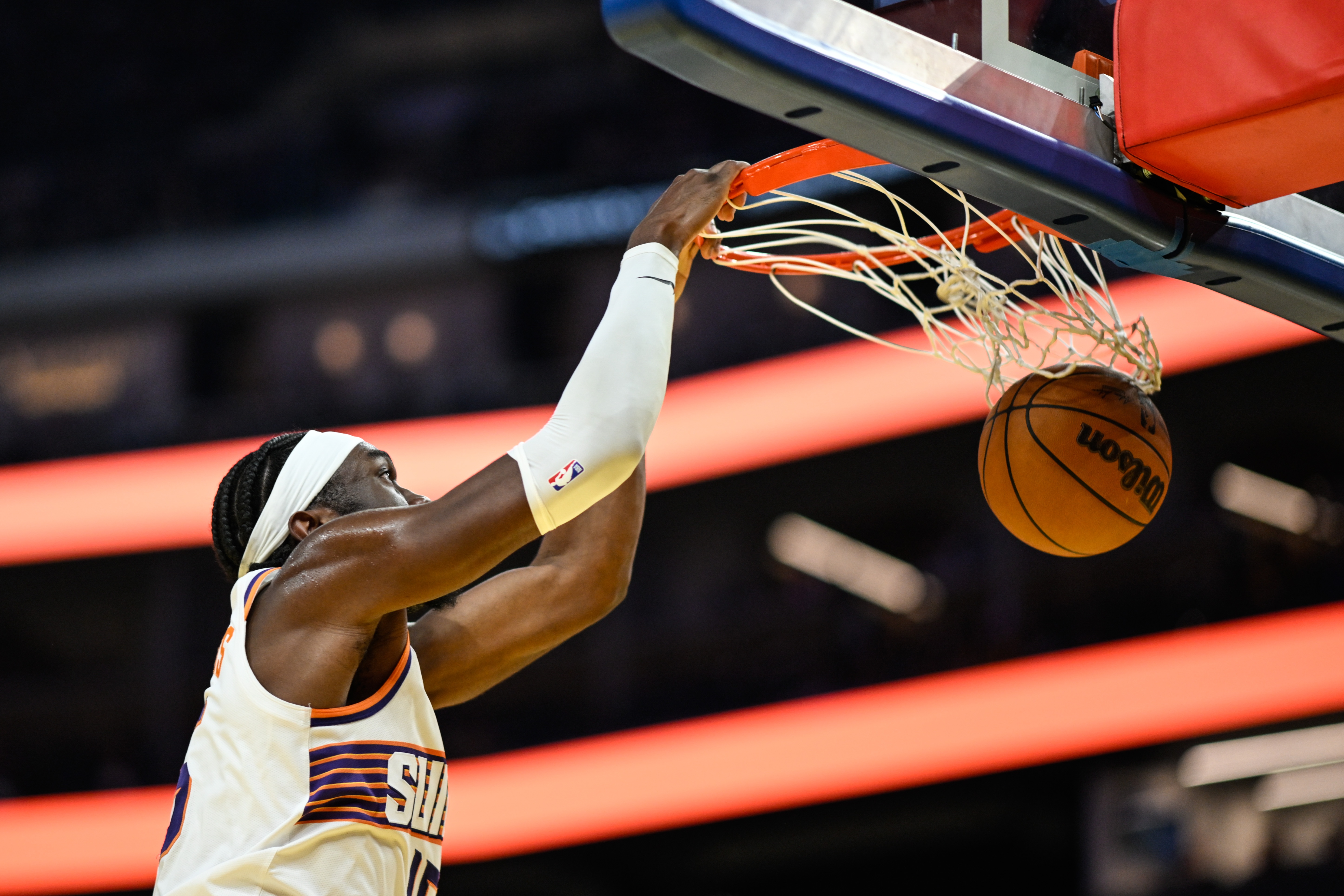 力与美的结合！马威接古德温击地妙传杀入篮下 自抛自扣致敬麦迪